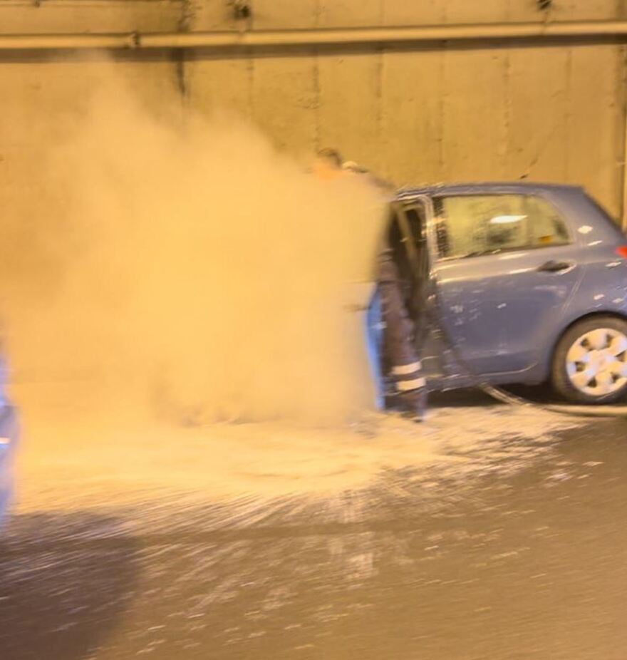 Κίνηση στους δρόμους: Φωτιά σε εν κινήσει αυτοκίνητο στην Αττική Οδό - Δείτε φωτογραφίες