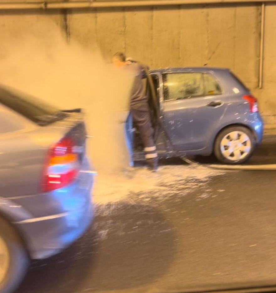 Κίνηση στους δρόμους: Φωτιά σε εν κινήσει αυτοκίνητο στην Αττική Οδό - Δείτε φωτογραφίες