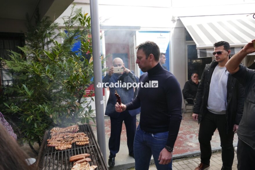 Στην Τρίπολη για την Τσικνοπέμπτη ο Κασσελάκης - Έφαγε καλαμάκια και μίλησε με πολίτες, δείτε φωτογραφίες