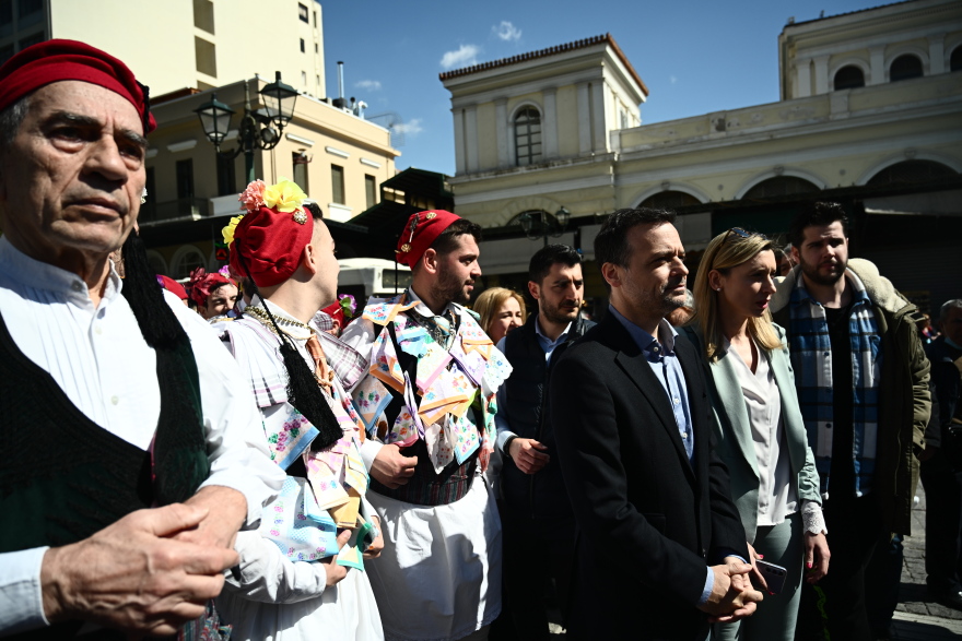 Τσικνοπέμπτη: «Πήραν φωτιά» οι ψησταριές, τσικνίζουν και στη Βαρβάκειο - Δείτε βίντεο και φωτογραφίες