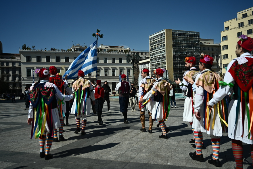 Τσικνοπέμπτη: «Πήραν φωτιά» οι ψησταριές, τσικνίζουν και στη Βαρβάκειο - Δείτε βίντεο και φωτογραφίες