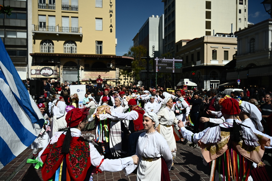 Τσικνοπέμπτη: «Πήραν φωτιά» οι ψησταριές, τσικνίζουν και στη Βαρβάκειο - Δείτε βίντεο και φωτογραφίες