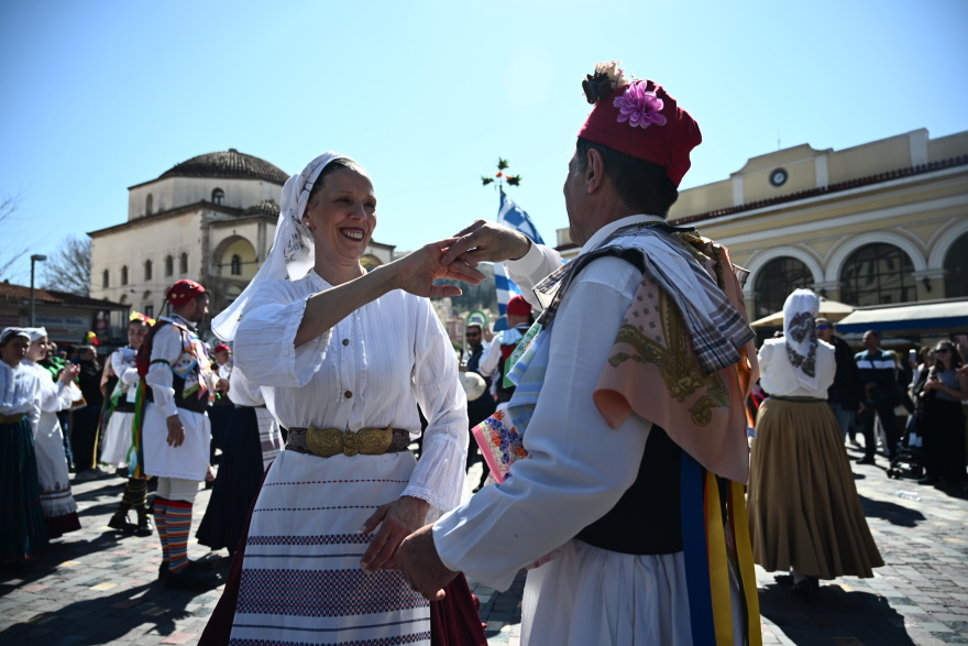 Τσικνοπέμπτη: «Πήραν φωτιά» οι ψησταριές, τσικνίζουν και στη Βαρβάκειο - Δείτε βίντεο και φωτογραφίες