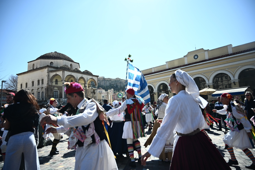 Τσικνοπέμπτη: «Πήραν φωτιά» οι ψησταριές, τσικνίζουν και στη Βαρβάκειο - Δείτε βίντεο και φωτογραφίες