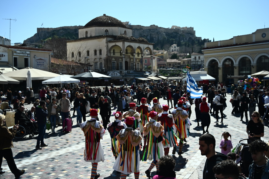 Τσικνοπέμπτη: «Πήραν φωτιά» οι ψησταριές, τσικνίζουν και στη Βαρβάκειο - Δείτε βίντεο και φωτογραφίες