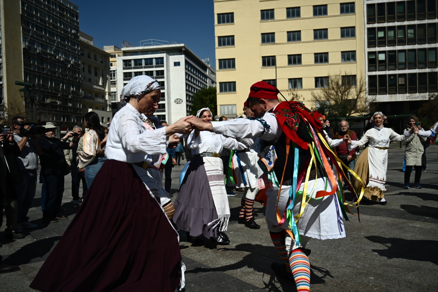 Τσικνοπέμπτη: «Πήραν φωτιά» οι ψησταριές, τσικνίζουν και στη Βαρβάκειο - Δείτε βίντεο και φωτογραφίες
