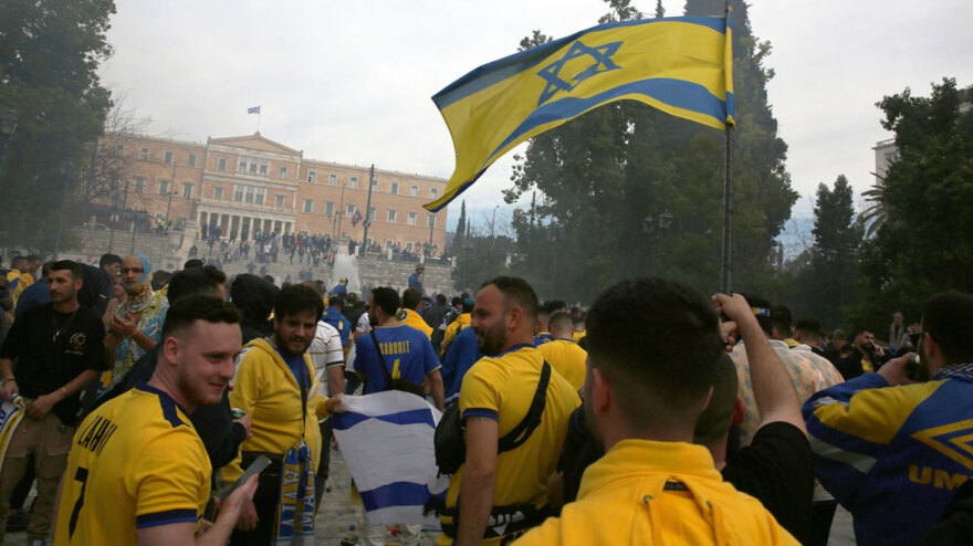 Δείτε βίντεο: Η στιγμή που οπαδοί της Μακάμπι χτυπούν αλλοδαπό που τους πέταξε μπουκάλι στο Σύνταγμα