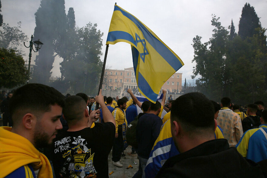 Δείτε βίντεο: Η στιγμή που οπαδοί της Μακάμπι χτυπούν αλλοδαπό που τους πέταξε μπουκάλι στο Σύνταγμα