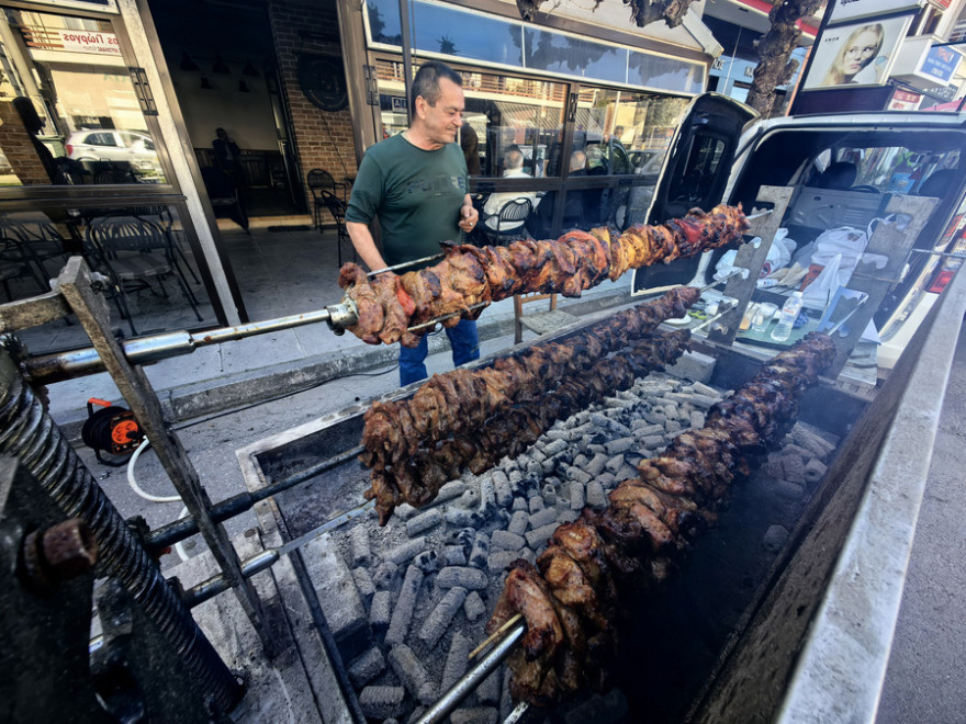 Τσικνοπέμπτη: «Πήραν φωτιά» οι ψησταριές, τσικνίζουν και στη Βαρβάκειο - Δείτε βίντεο και φωτογραφίες