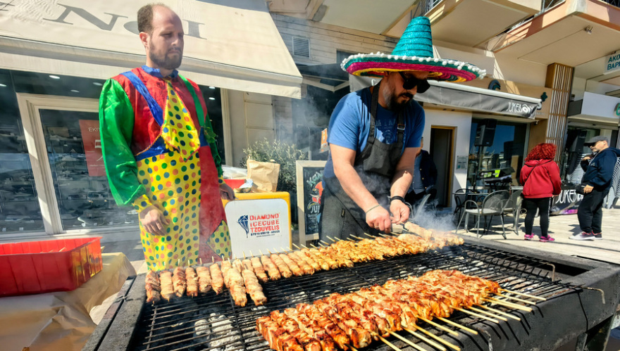 Τσικνοπέμπτη: «Πήραν φωτιά» οι ψησταριές, τσικνίζουν και στη Βαρβάκειο - Δείτε βίντεο και φωτογραφίες