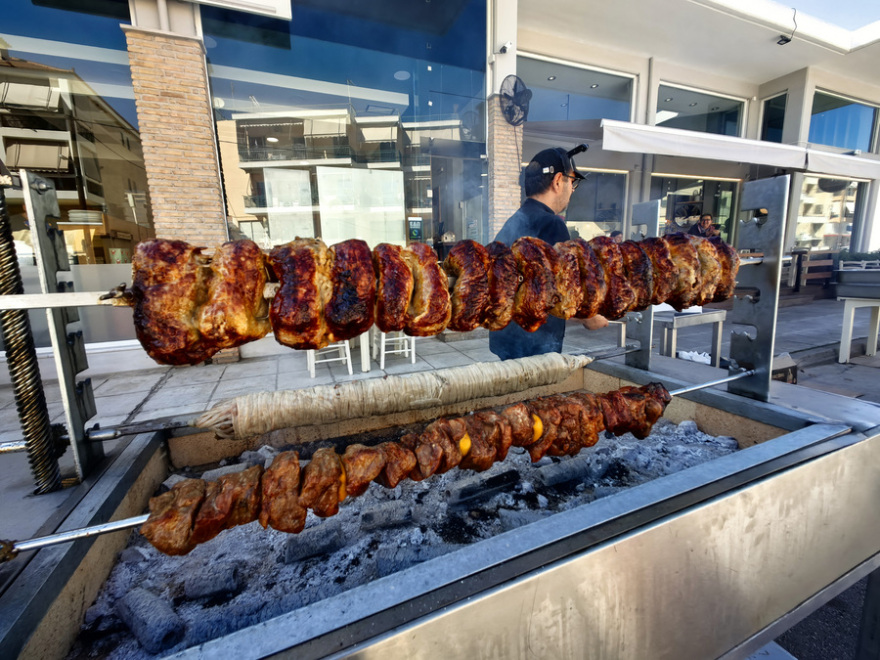 Τσικνοπέμπτη: «Πήραν φωτιά» οι ψησταριές, τσικνίζουν και στη Βαρβάκειο - Δείτε βίντεο και φωτογραφίες