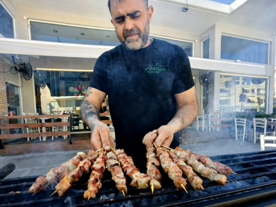 Τσικνοπέμπτη: «Πήραν φωτιά» οι ψησταριές, τσικνίζουν και στη Βαρβάκειο - Δείτε βίντεο και φωτογραφίες