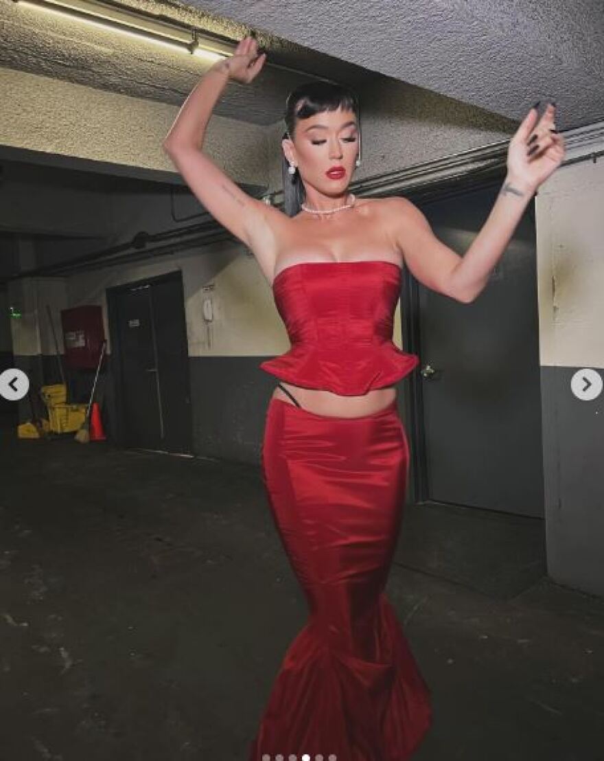 Κέιτι Πέρι: Κατέβασε το παντελόνι της ενώ περπατούσε στον δρόμο