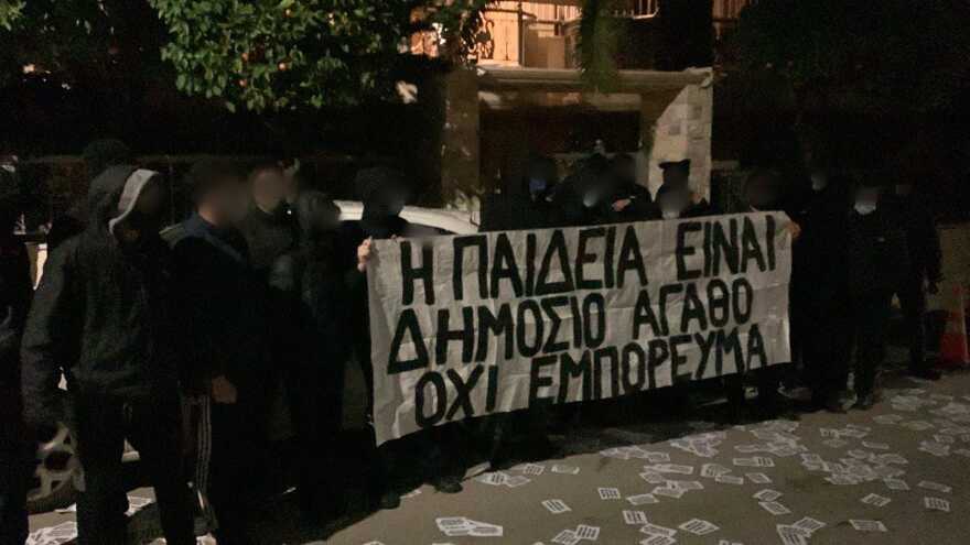 Πιερρακάκης: Πέταξαν φυλλάδια στο σπίτι του υπουργού Παιδείας -  «Δεν φοβάμαι» λέει ο ίδιος