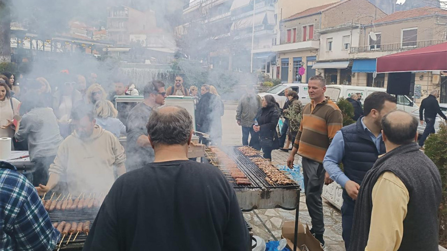 Τσικνοπέμπτη: «Πήραν φωτιά» οι ψησταριές, τσικνίζουν και στη Βαρβάκειο - Δείτε βίντεο και φωτογραφίες