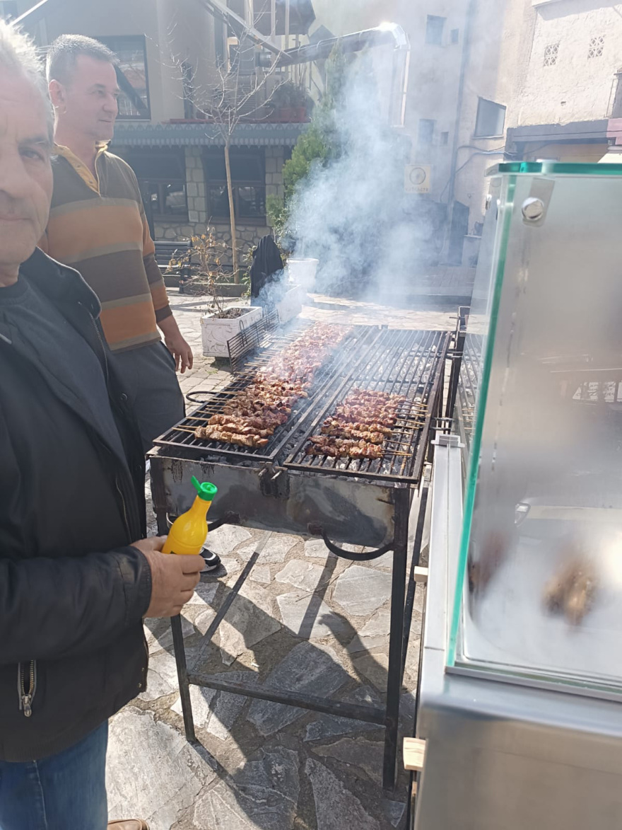 Τσικνοπέμπτη: «Πήραν φωτιά» οι ψησταριές, τσικνίζουν και στη Βαρβάκειο - Δείτε βίντεο και φωτογραφίες