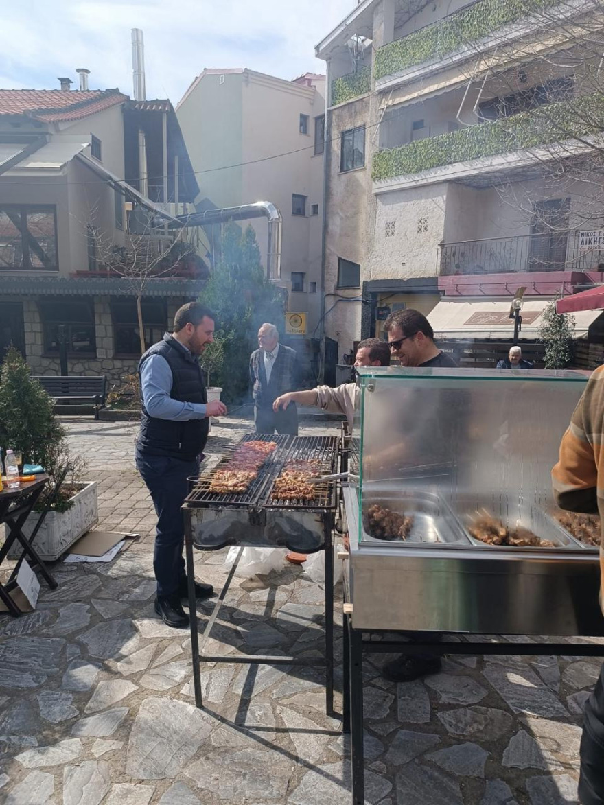 Τσικνοπέμπτη: «Πήραν φωτιά» οι ψησταριές, τσικνίζουν και στη Βαρβάκειο - Δείτε βίντεο και φωτογραφίες