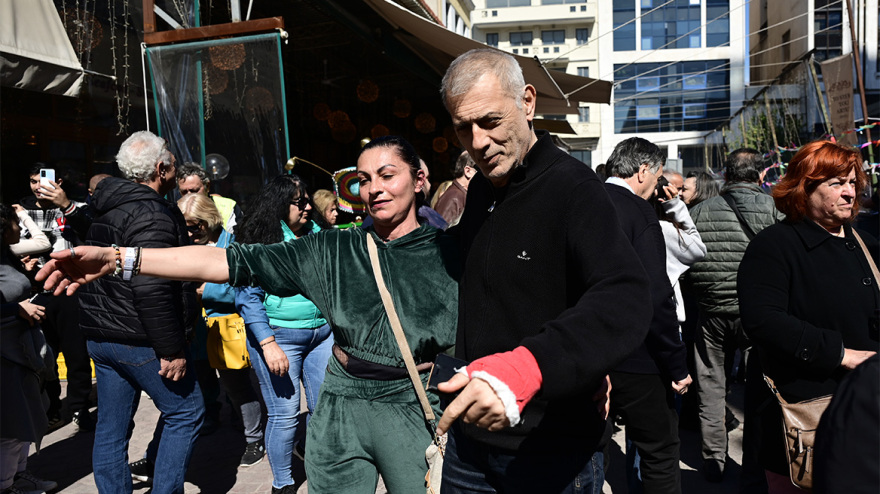 Τσικνοπέμπτη: «Πήραν φωτιά» οι ψησταριές, τσικνίζουν και στη Βαρβάκειο - Δείτε βίντεο και φωτογραφίες