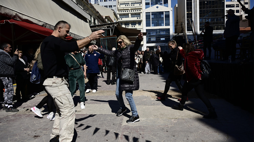 Τσικνοπέμπτη: «Πήραν φωτιά» οι ψησταριές, τσικνίζουν και στη Βαρβάκειο - Δείτε βίντεο και φωτογραφίες