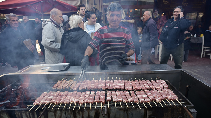 Τσικνοπέμπτη: «Πήραν φωτιά» οι ψησταριές, τσικνίζουν και στη Βαρβάκειο - Δείτε βίντεο και φωτογραφίες