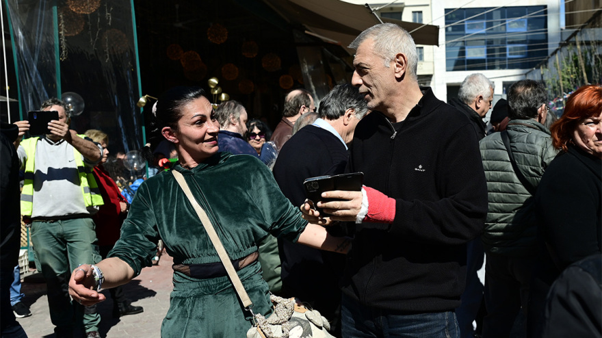 Τσικνοπέμπτη: «Πήραν φωτιά» οι ψησταριές, τσικνίζουν και στη Βαρβάκειο - Δείτε βίντεο και φωτογραφίες