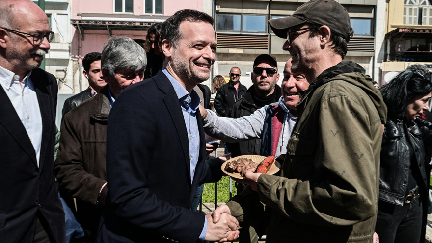 Χάρης Δούκας: Με τη σύντροφό του στη Βαρβάκειο την Τσικνοπέμπτη - Δείτε φωτογραφίες