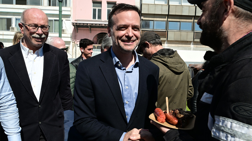 Χάρης Δούκας: Με τη σύντροφό του στη Βαρβάκειο την Τσικνοπέμπτη - Δείτε φωτογραφίες