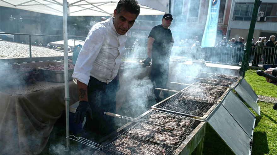 Τσικνοπέμπτη: «Πήραν φωτιά» οι ψησταριές, τσικνίζουν και στη Βαρβάκειο - Δείτε βίντεο και φωτογραφίες