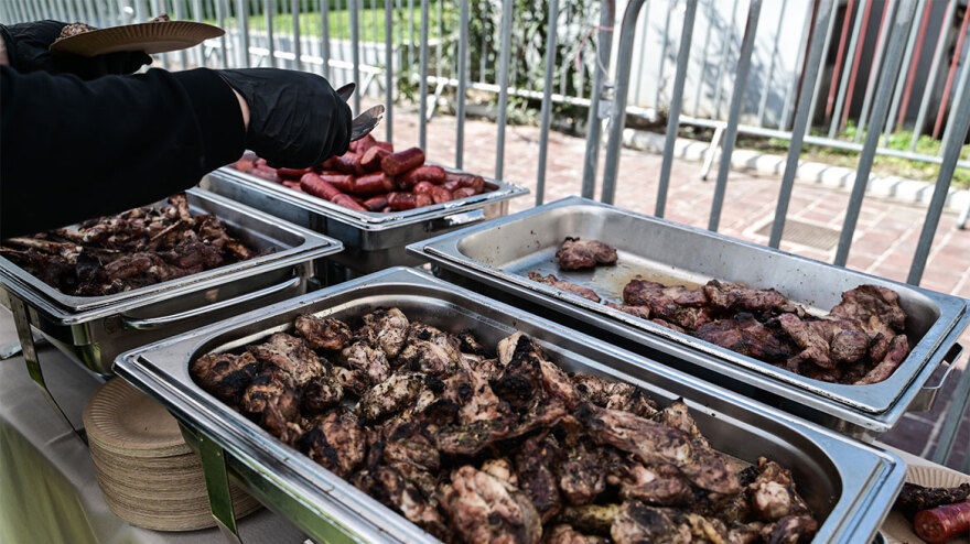 Τσικνοπέμπτη: «Πήραν φωτιά» οι ψησταριές, τσικνίζουν και στη Βαρβάκειο - Δείτε βίντεο και φωτογραφίες