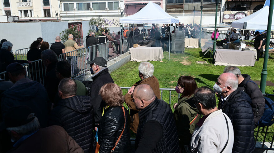 Τσικνοπέμπτη: «Πήραν φωτιά» οι ψησταριές, τσικνίζουν και στη Βαρβάκειο - Δείτε βίντεο και φωτογραφίες