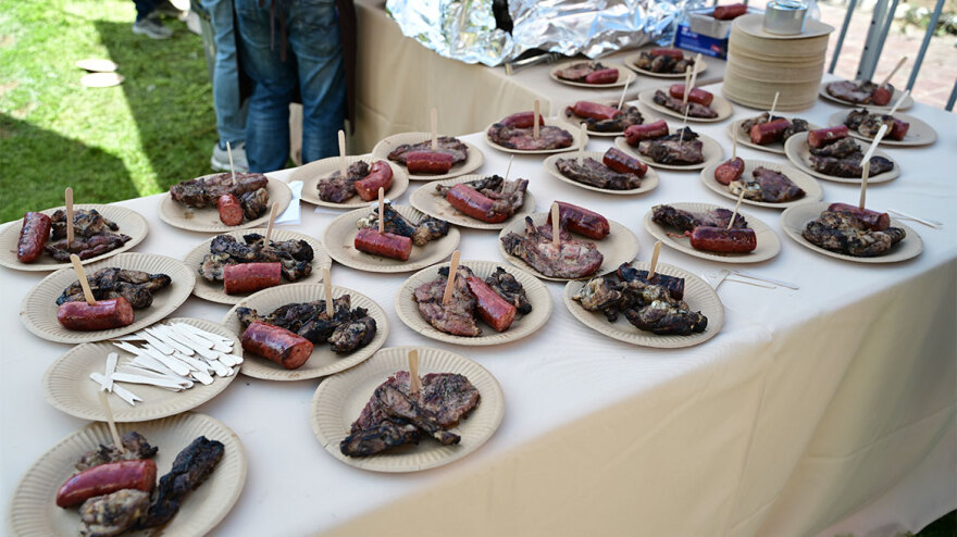 Τσικνοπέμπτη: «Πήραν φωτιά» οι ψησταριές, τσικνίζουν και στη Βαρβάκειο - Δείτε βίντεο και φωτογραφίες