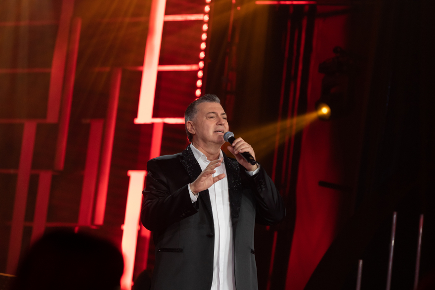 Σπίτι με το MEGA: Ο Νίκος Μακρόπουλος προσκαλεί το κοινό σε μια λαϊκή βραδιά