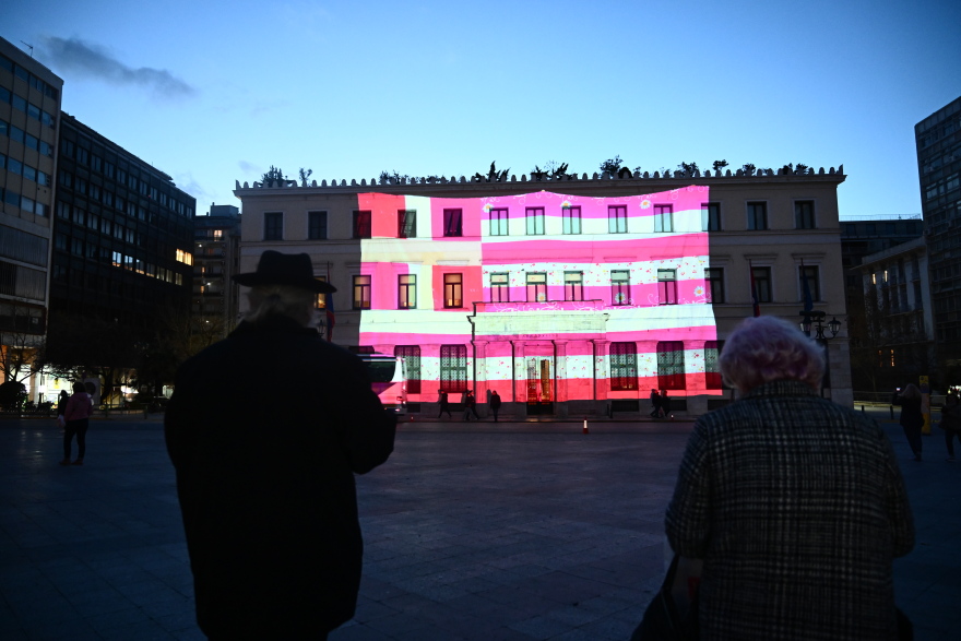 Παγκόσμια Ημέρα Γυναικών: Με τη ροζ σημαία της Γεωργίας Λαλέ «ντύθηκε» το δημαρχείο της Αθήνας