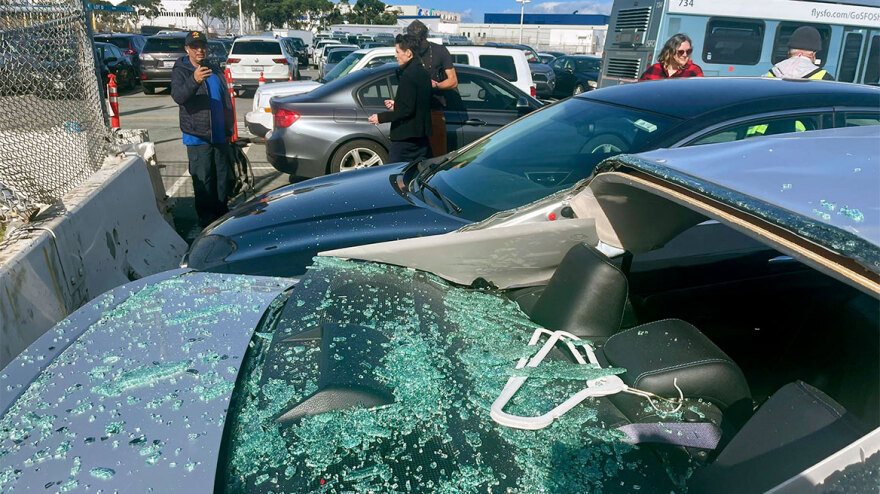 ΗΠΑ: O τροχός που αποκολλήθηκε από Boeing 777 κατά την απογείωση έπεσε πάνω σε αυτοκίνητα - Δείτε φωτογραφίες