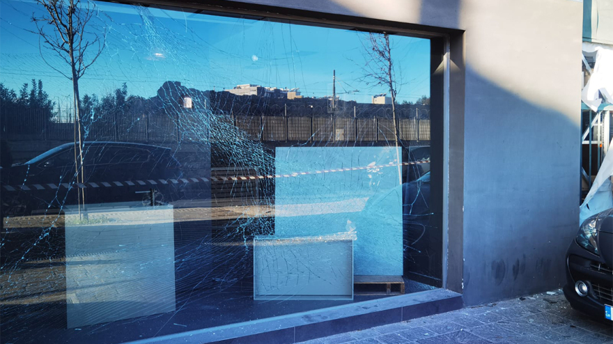 Βομβιστική επίθεση σε βενζινάδικο στον Πειραιά: Νονοί της νύχτας πίσω από την έκρηξη - Πού στρέφονται οι έρευνες των Αρχών