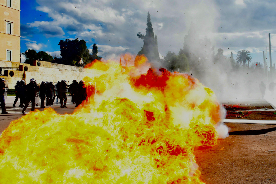 Πανεκπαιδευτικό: Σοβαρά επεισόδια με 9 τραυματίες στο Σύνταγμα  - Παραμένουν γύρω από τη Βουλή οι διαδηλωτές