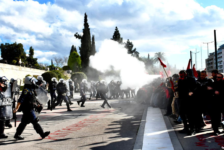 Πανεκπαιδευτικό: Σοβαρά επεισόδια με 9 τραυματίες στο Σύνταγμα  - Παραμένουν γύρω από τη Βουλή οι διαδηλωτές