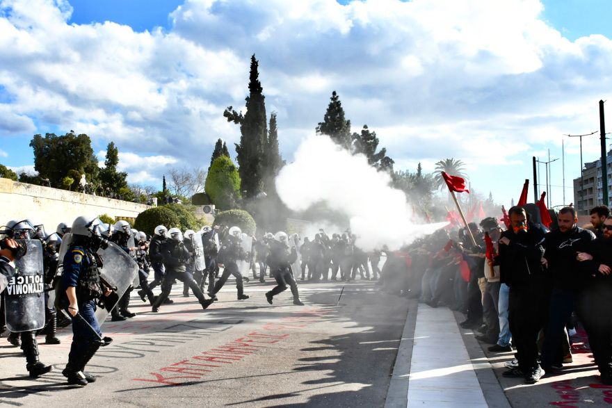 Πανεκπαιδευτικό: Σοβαρά επεισόδια με 9 τραυματίες στο Σύνταγμα  - Παραμένουν γύρω από τη Βουλή οι διαδηλωτές
