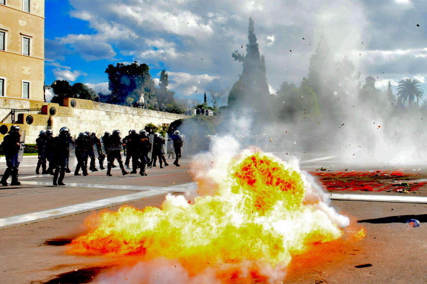 Πανεκπαιδευτικό: Σοβαρά επεισόδια με 9 τραυματίες στο Σύνταγμα  - Παραμένουν γύρω από τη Βουλή οι διαδηλωτές