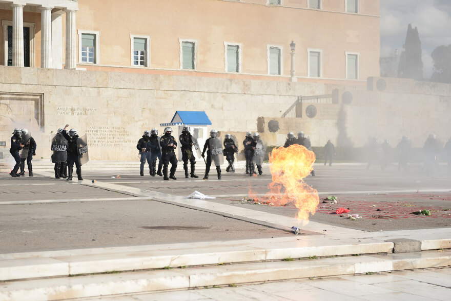Πανεκπαιδευτικό: Σοβαρά επεισόδια με 9 τραυματίες στο Σύνταγμα  - Παραμένουν γύρω από τη Βουλή οι διαδηλωτές