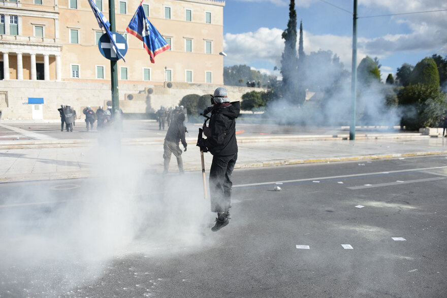 Πανεκπαιδευτικό: Σοβαρά επεισόδια με 9 τραυματίες στο Σύνταγμα  - Παραμένουν γύρω από τη Βουλή οι διαδηλωτές