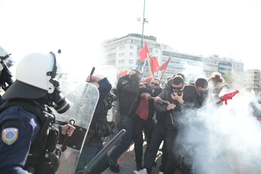 Πανεκπαιδευτικό: Σοβαρά επεισόδια με 9 τραυματίες στο Σύνταγμα  - Παραμένουν γύρω από τη Βουλή οι διαδηλωτές