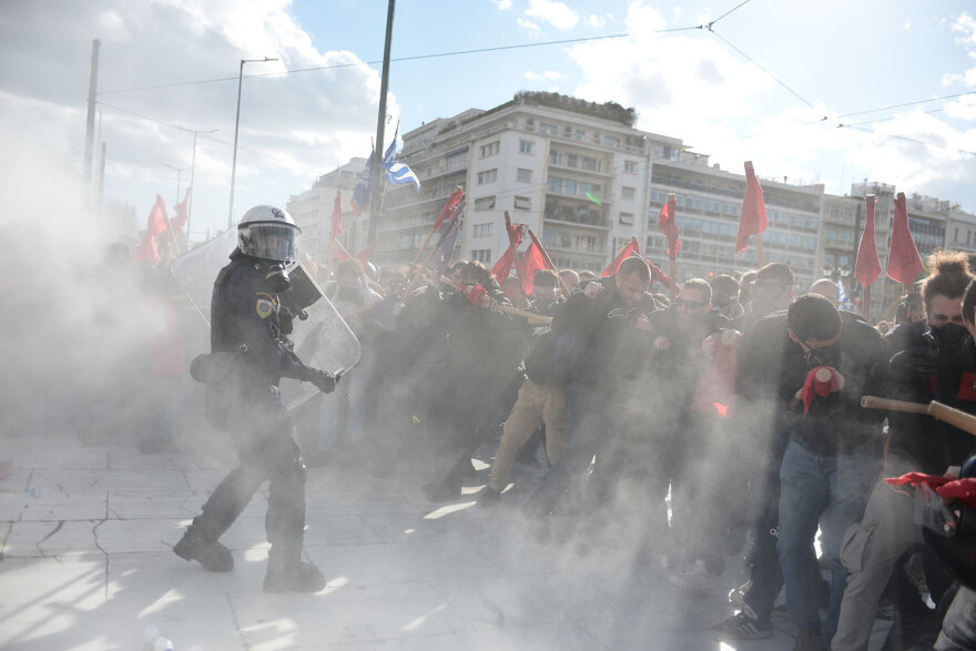 Πανεκπαιδευτικό: Σοβαρά επεισόδια με 9 τραυματίες στο Σύνταγμα  - Παραμένουν γύρω από τη Βουλή οι διαδηλωτές