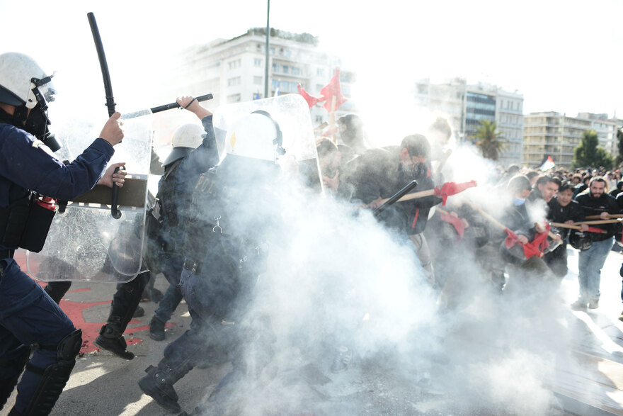 Πανεκπαιδευτικό: Σοβαρά επεισόδια με 9 τραυματίες στο Σύνταγμα  - Παραμένουν γύρω από τη Βουλή οι διαδηλωτές