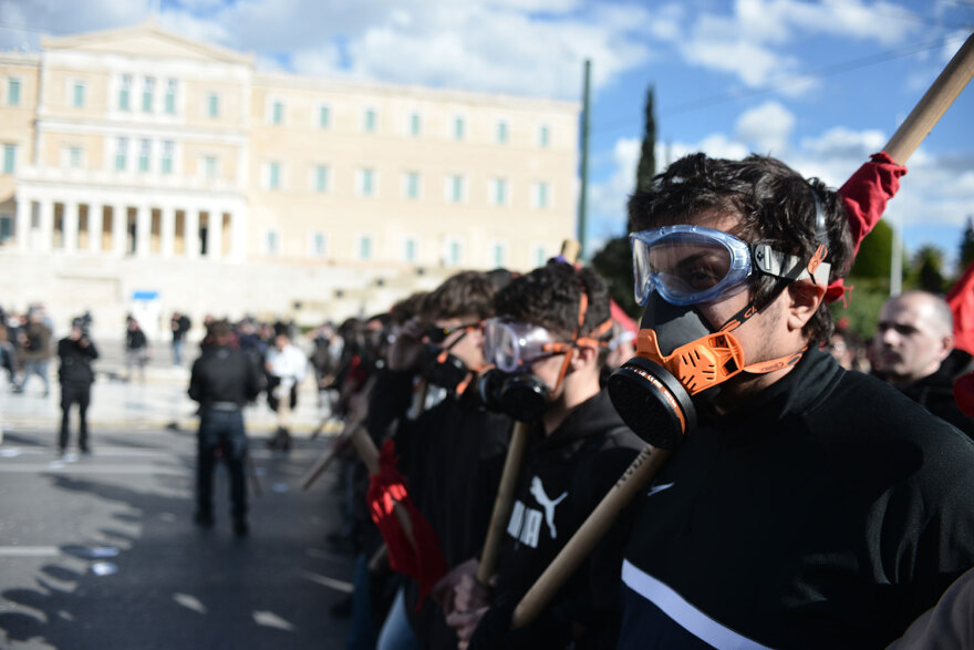 Πανεκπαιδευτικό: Σοβαρά επεισόδια με 9 τραυματίες στο Σύνταγμα  - Παραμένουν γύρω από τη Βουλή οι διαδηλωτές