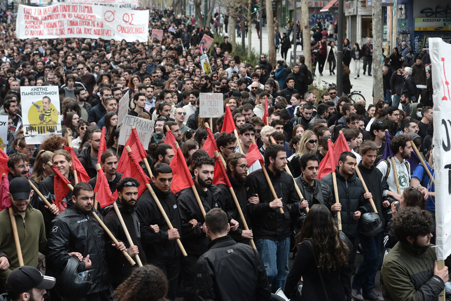 Σε εξέλιξη η πορεία στο κέντρο της Αθήνας  - Δείτε βίντεο και φωτογραφίες από το πανεκπαιδευτικό συλλαλητήριο
