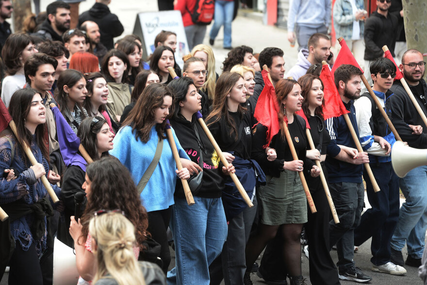 Σε εξέλιξη η πορεία στο κέντρο της Αθήνας  - Δείτε βίντεο και φωτογραφίες από το πανεκπαιδευτικό συλλαλητήριο