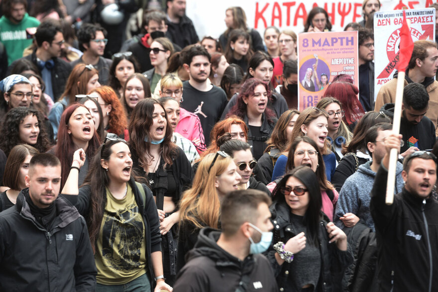 Σε εξέλιξη η πορεία στο κέντρο της Αθήνας  - Δείτε βίντεο και φωτογραφίες από το πανεκπαιδευτικό συλλαλητήριο