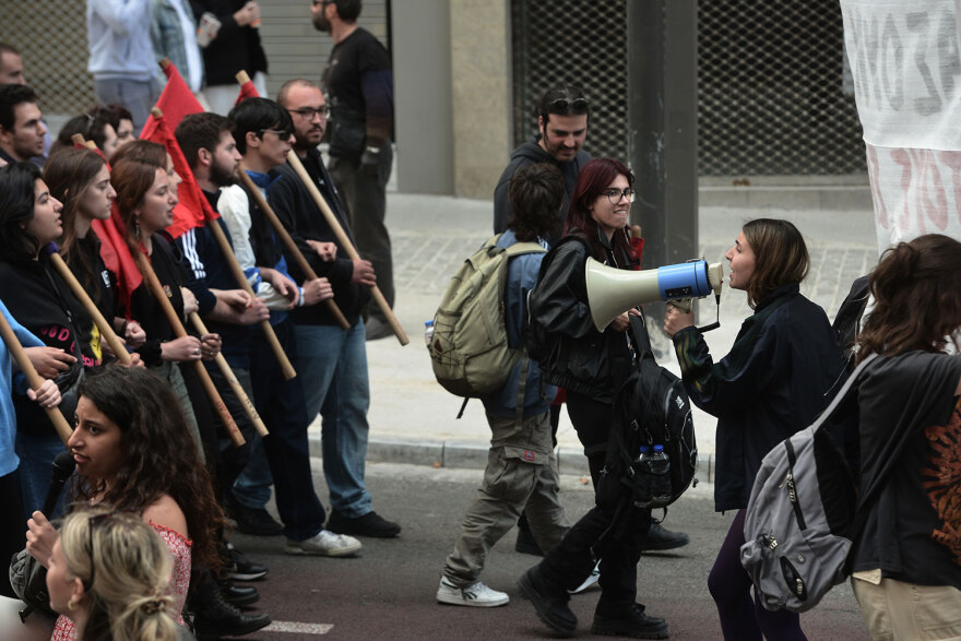 Σε εξέλιξη η πορεία στο κέντρο της Αθήνας  - Δείτε βίντεο και φωτογραφίες από το πανεκπαιδευτικό συλλαλητήριο