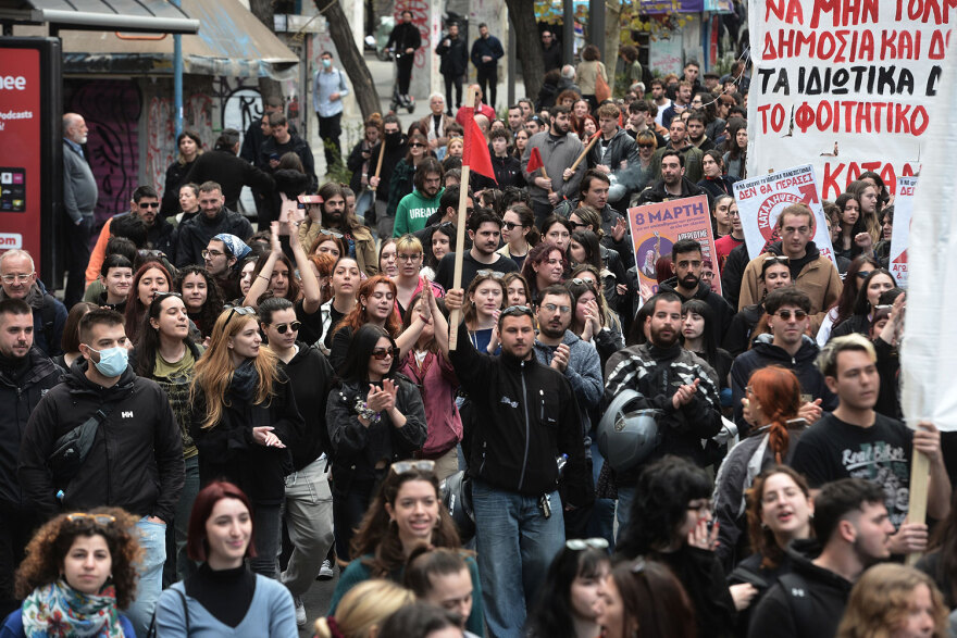 Σε εξέλιξη η πορεία στο κέντρο της Αθήνας  - Δείτε βίντεο και φωτογραφίες από το πανεκπαιδευτικό συλλαλητήριο